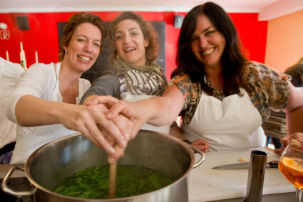 Drei Frauen kochen zusammen bei einem Kochevent im Beverland