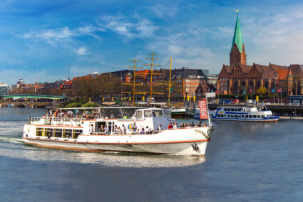 Volles Passagierschiff auf der Weser vor der Bremer Altstadt