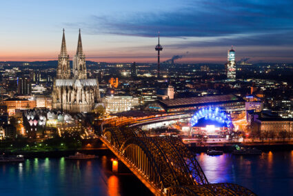 Luftansicht auf die beleuchtete Altstadt in Köln