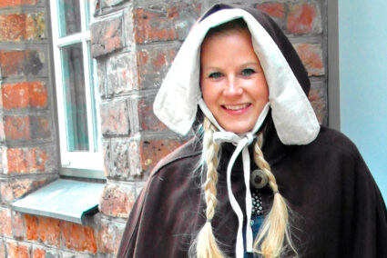 Frau verkleidet im historischen Kostüm in Lübeck