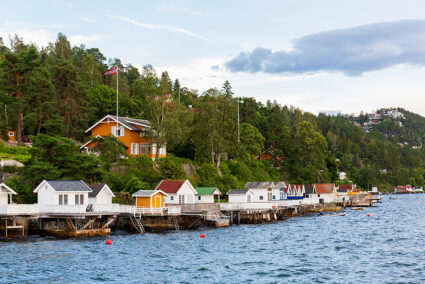 Kleine Häuser direkt an einem Fjord in Oslo