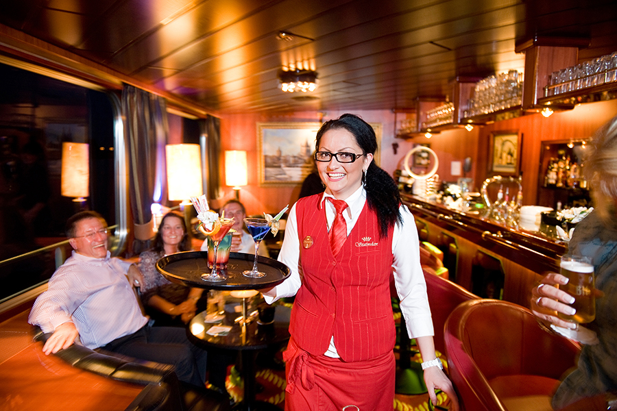 Kellnerin serviert Cocktails auf der MPS Statendam