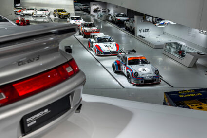 Verschiedene Autos von Porsche im Porsche-Museum in Stuttgart